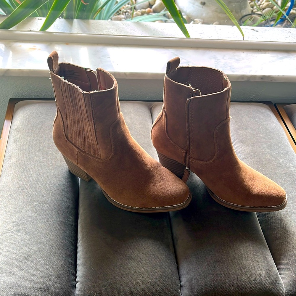 Universal Thread Leather Western Boots